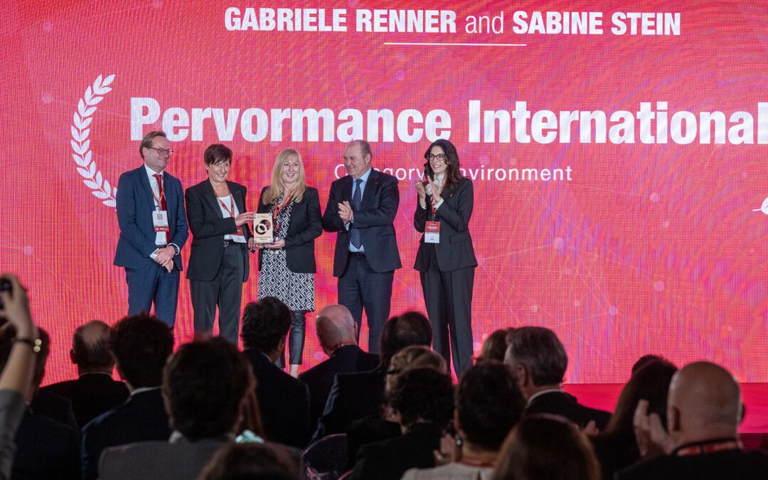 Sabine Stein und Gabriele Renner bei der Preisübergabe des SME EnterPrize Awards in Brüssel