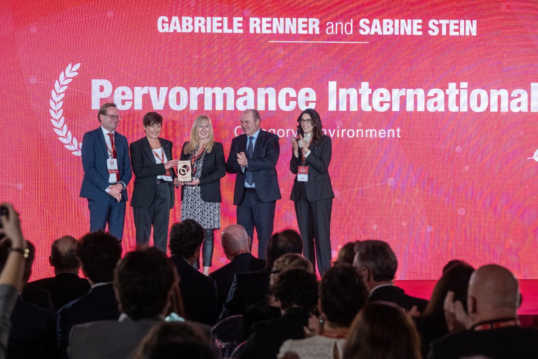 Sabine Stein und Gabriele Renner bei der Preisübergabe des SME EnterPrize Awards in Brüssel