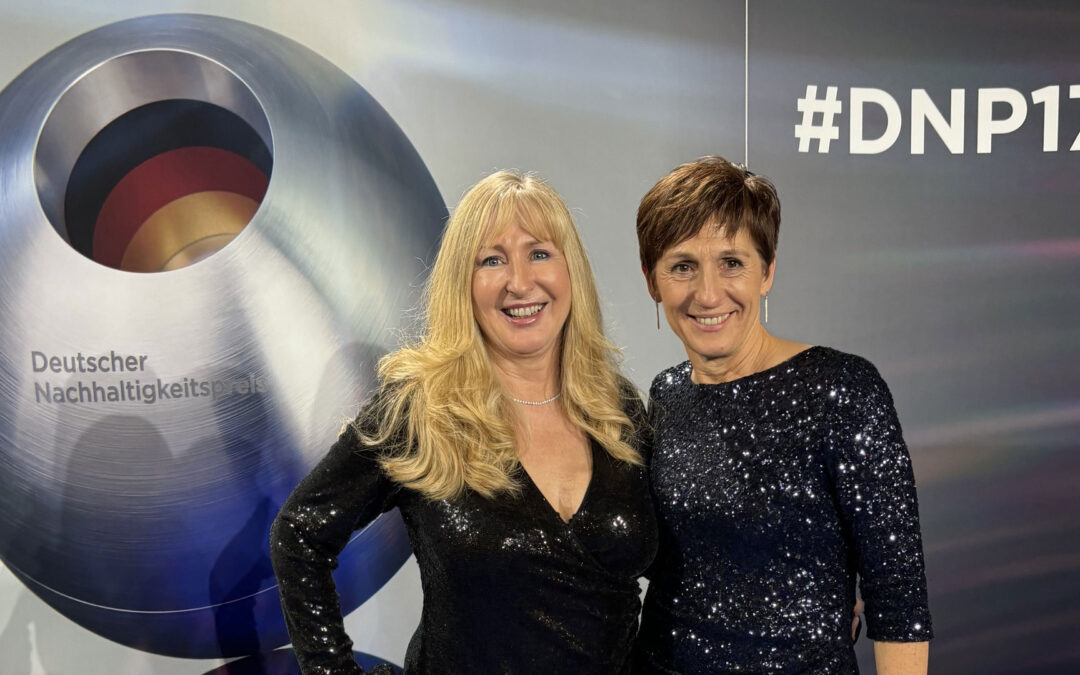 Gabriele Renner und Sabine Stein von der PERVORMANCE international GmbH bei der Preisverleihung des Deutschen Nachhaltigkeitspreises 2025