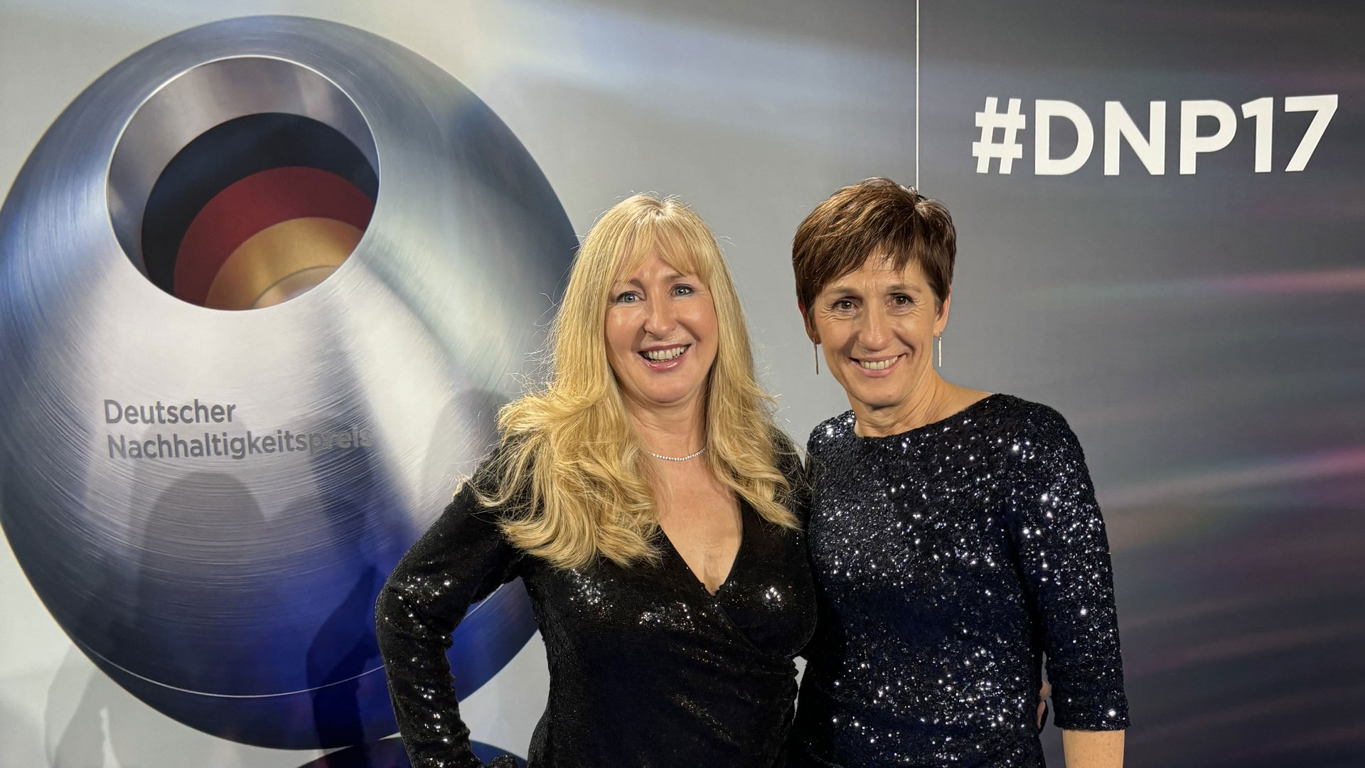 Gabriele Renner und Sabine Stein von der PERVORMANCE international GmbH bei der Preisverleihung des Deutschen Nachhaltigkeitspreises 2025