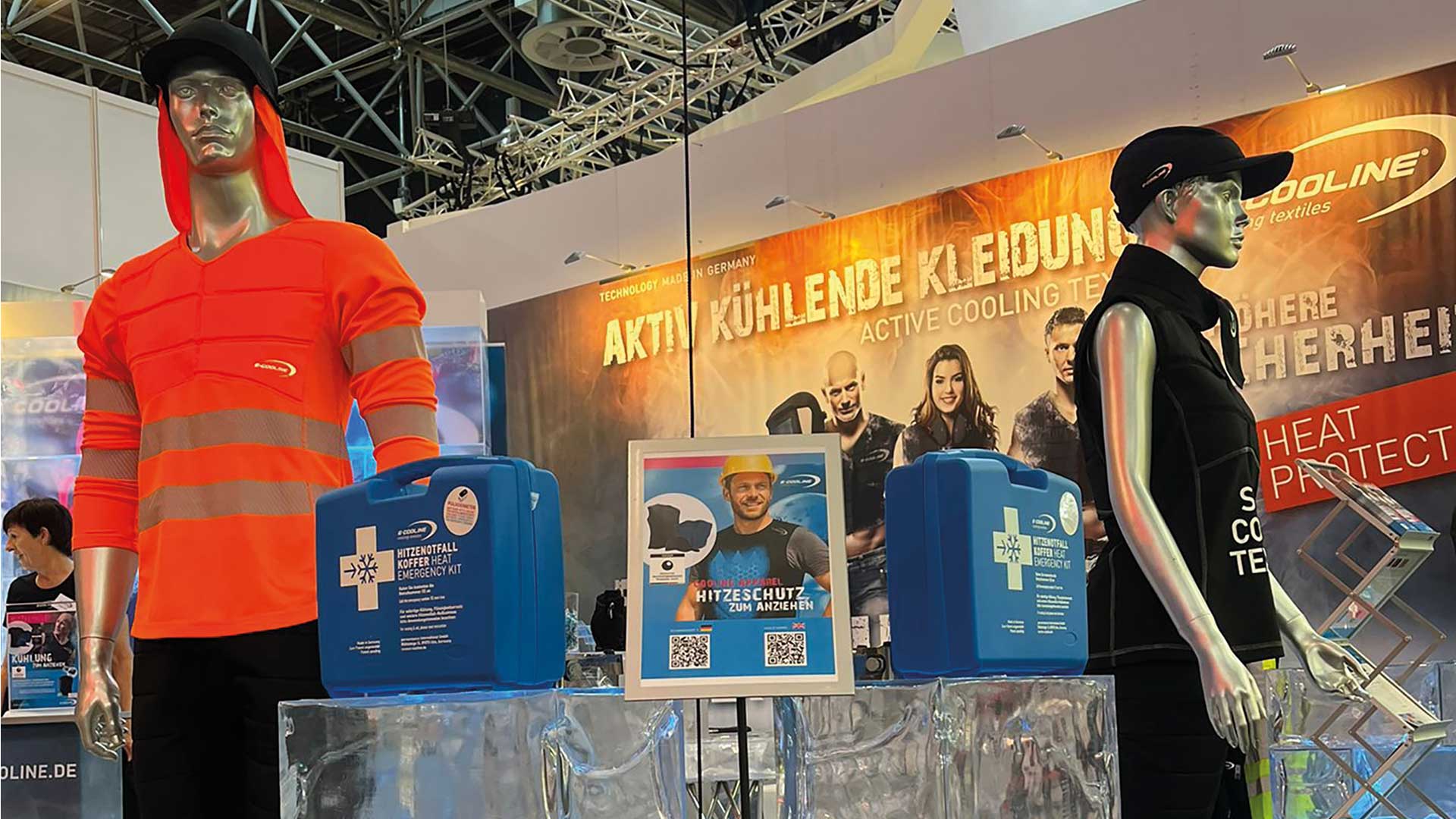 E.COOLINE Stand bei der A+A 2025 mit Kühlkleidung auf Puppen